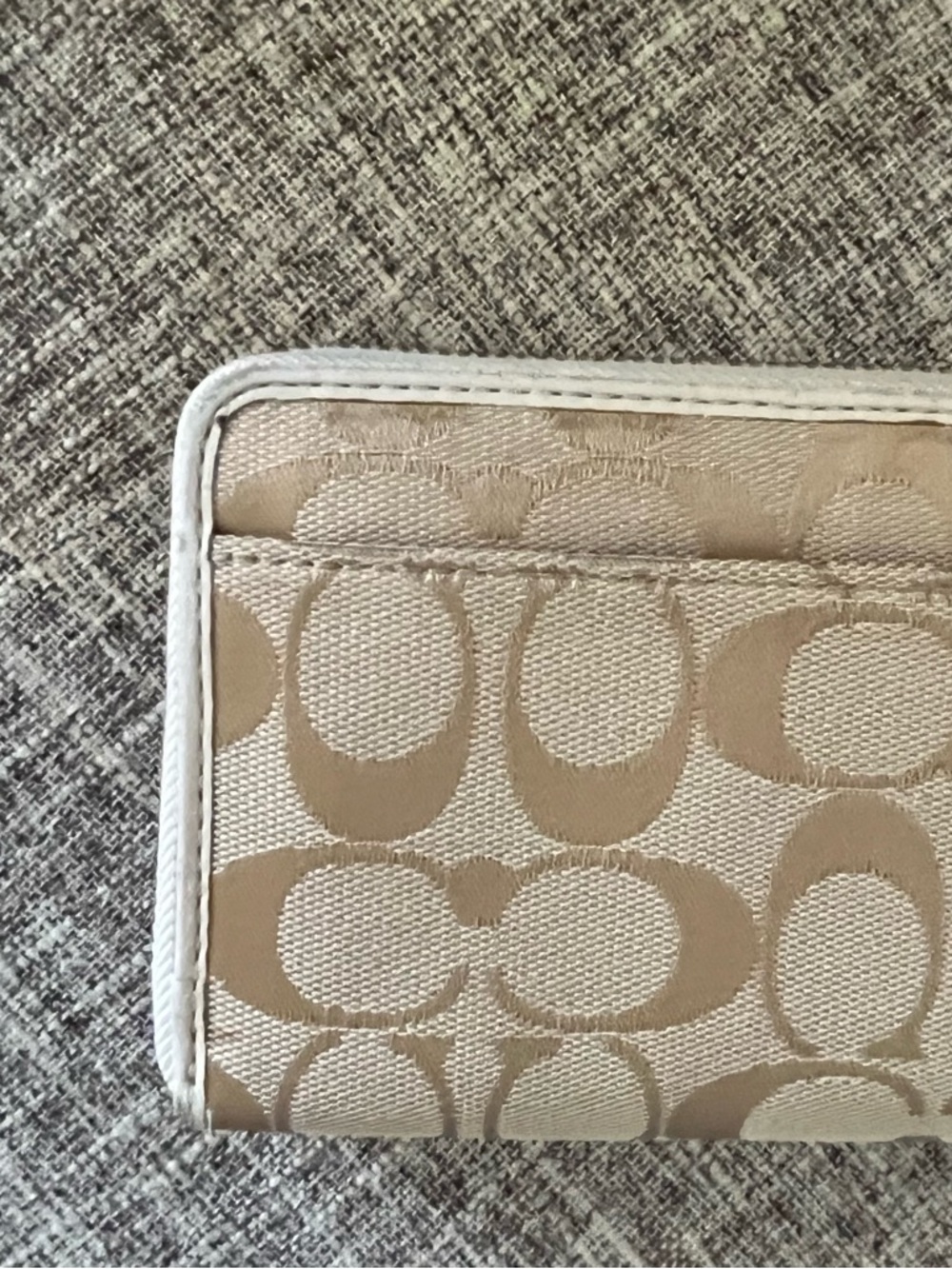 Jacquard Acc Zip
Around Wallet In
Khaki And Chalk - Picture 6 of 10